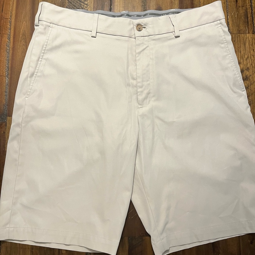 Walter Hagen Men’s Tan Flat Front Shorts
